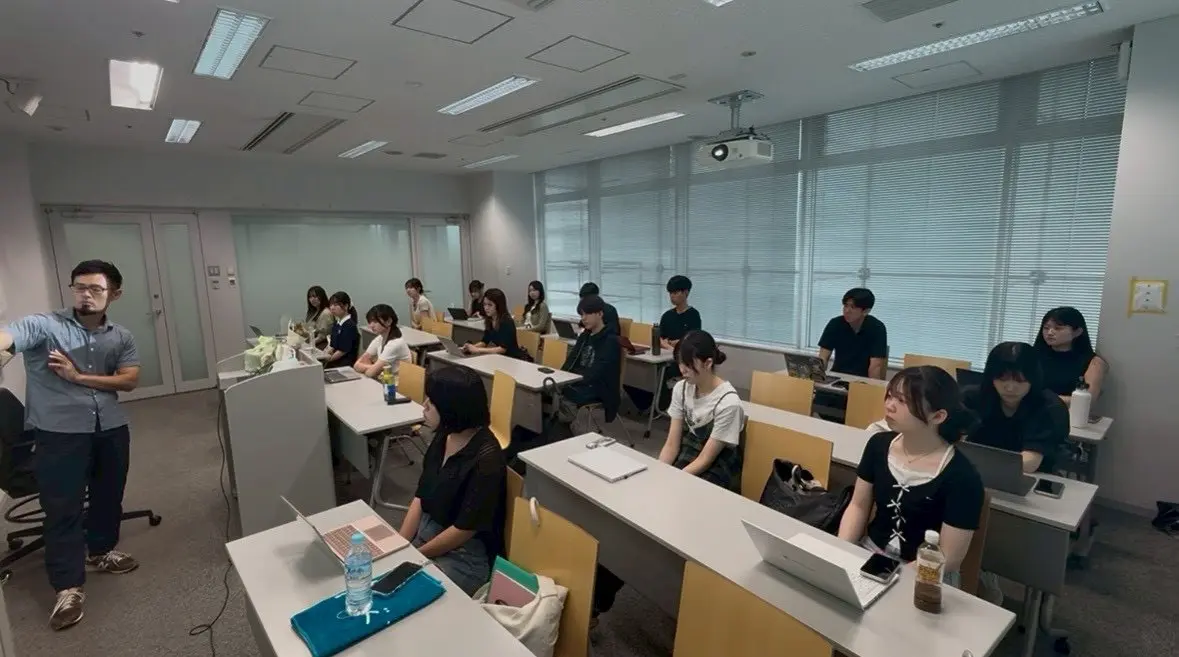 教室で学生に問いかけながら授業を進める北田皓嗣